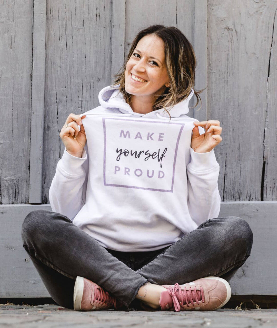 Steph mit Pullover "Make yourself proud"