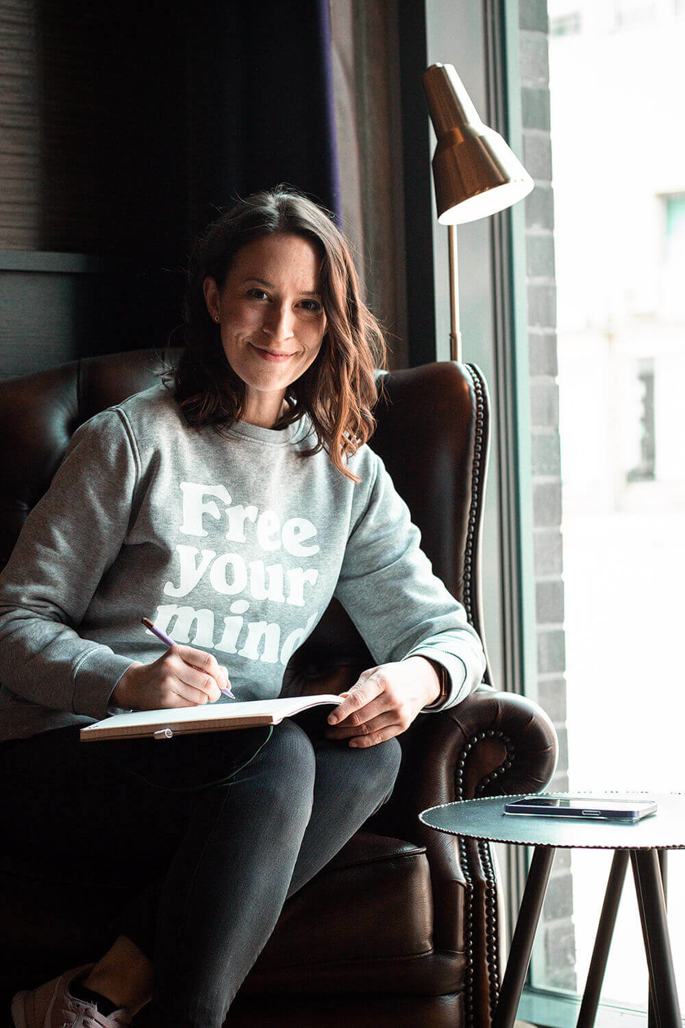 Steph sitzt in Sessel mit Journal