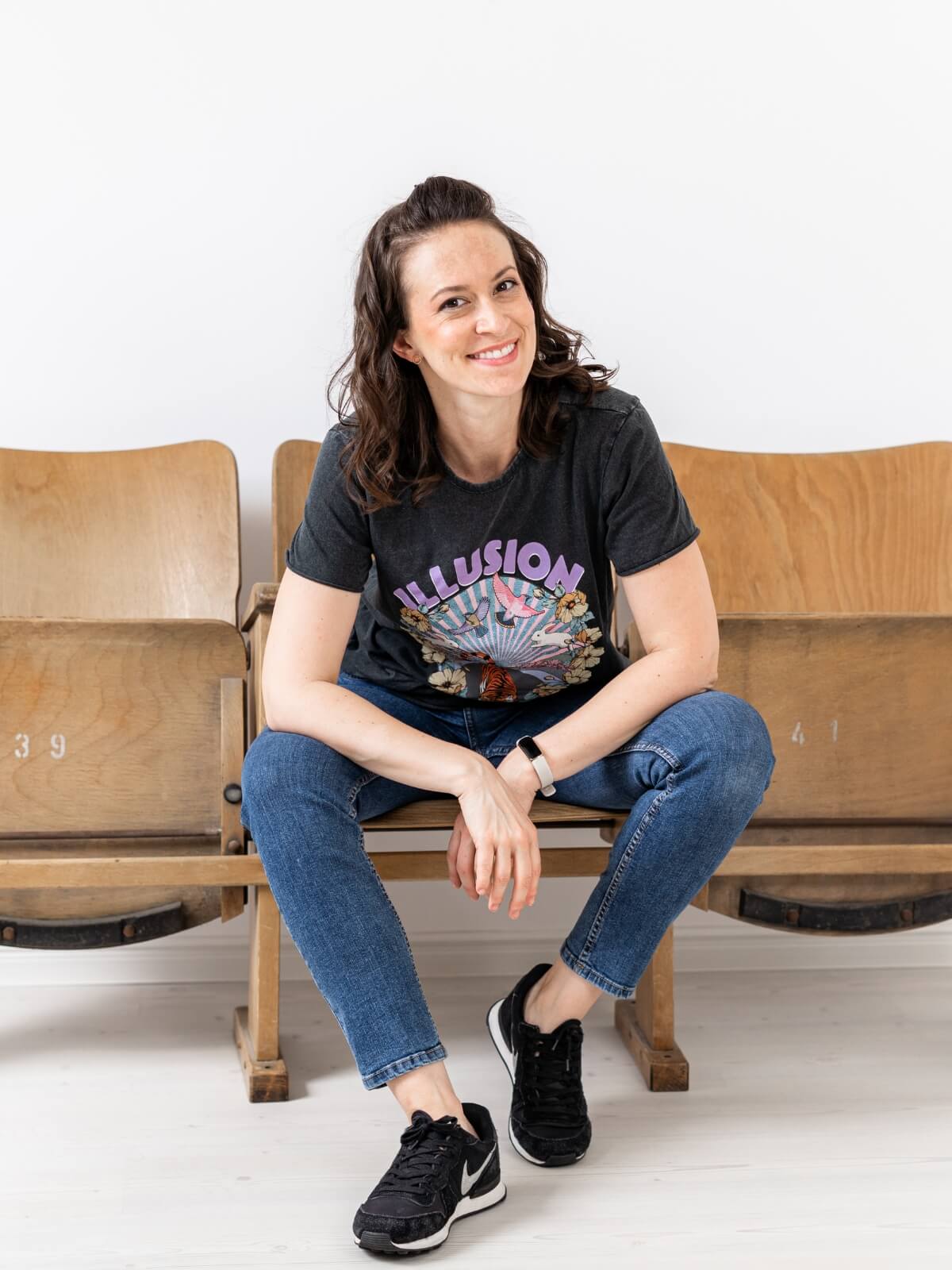 Steph sitzt lässig