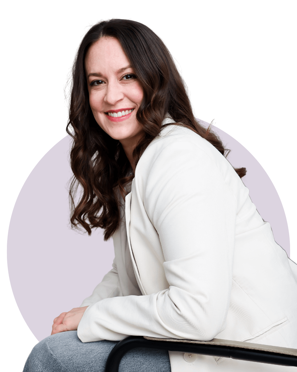 Steph sitzt seitlich und schaut in die Kamera | Steph Reinhardt