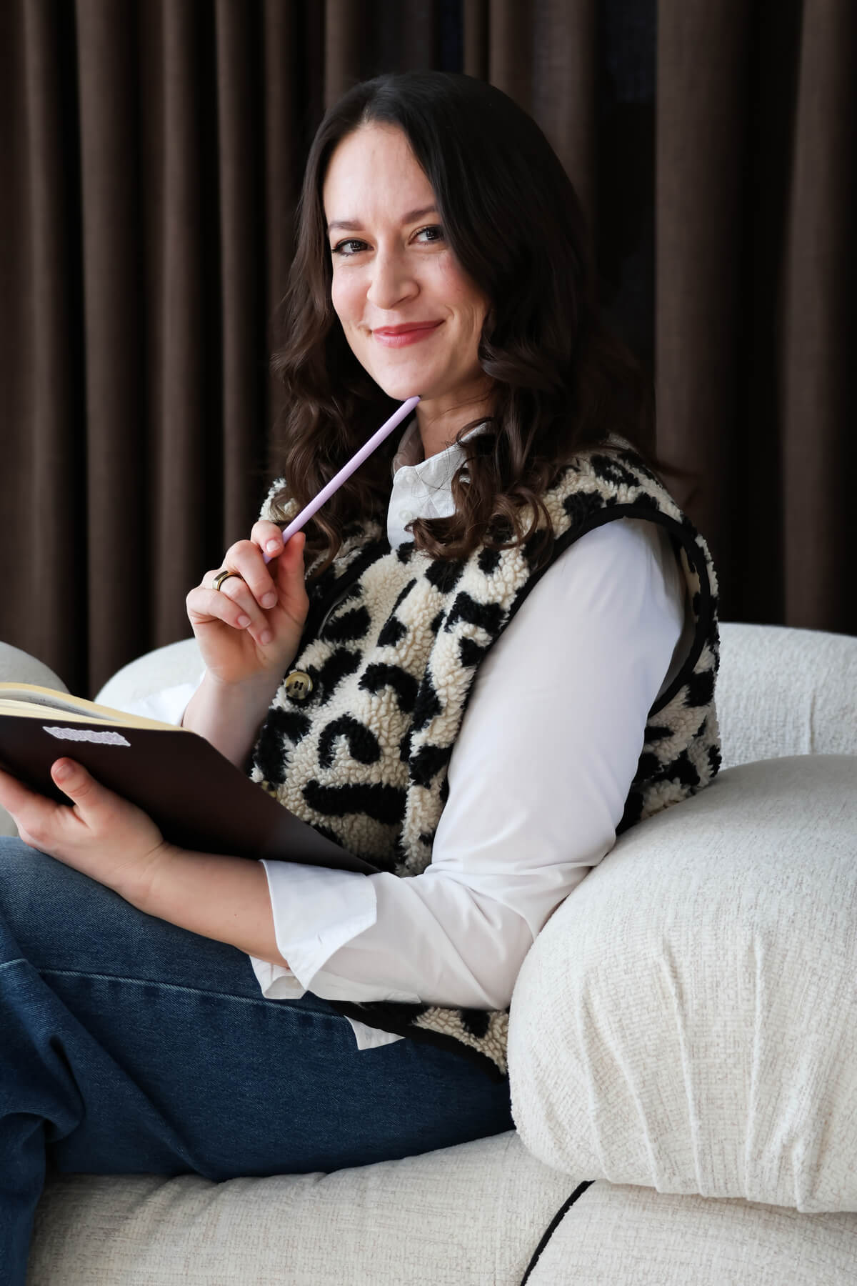 Steph mit Journal in der Hand, schaut in die Kamera | Steph Reinhardt