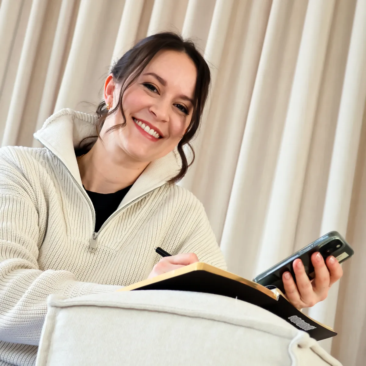 Steph Reinhardt mit Handy in der Hand | 1:1 Accountability Mentoring